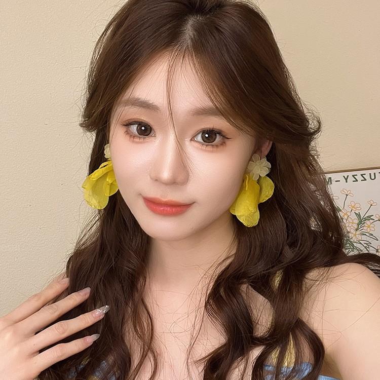 Yellow flower pendant earrings, sweet temperament earrings, fashionable and versatile high-end earrings.