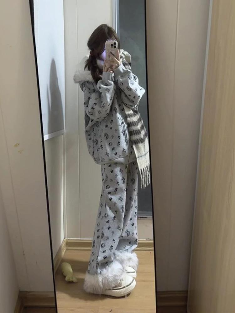 

Cute age-reducing casual German velvet pajamas set women s autumn and winter plush collar hooded sweater trousers spot M