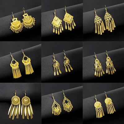 Boucles d'oreilles Bohèmes Ethniques à Pompons Paon avec Clochettes Dorées et Pendentif Feuille