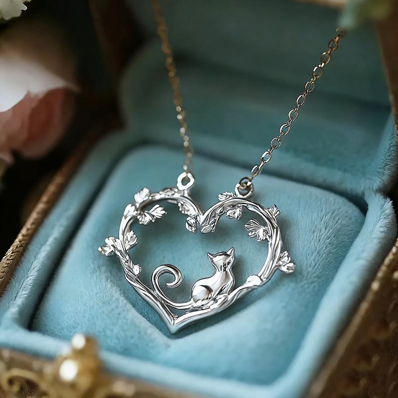 New French Love Cat-shaped Pendant Necklace, Light Luxury and High-end Clavicle Chain