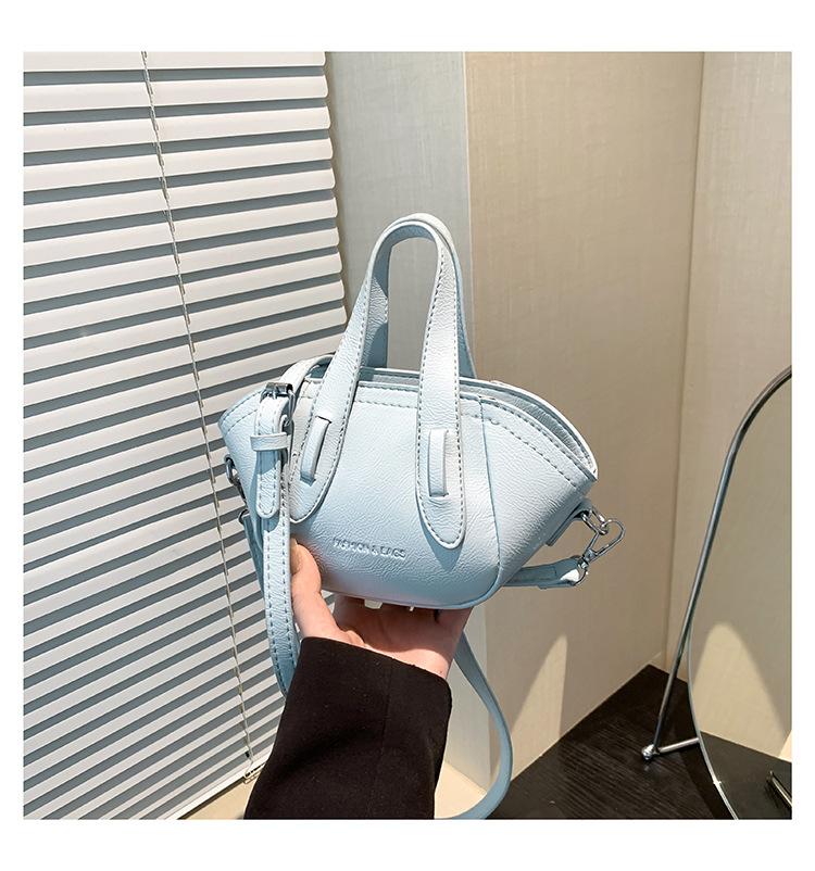 Niche Small Bag Single Shoulder Messenger Bag Women's New Retro Versatile Casual Handbag High Value