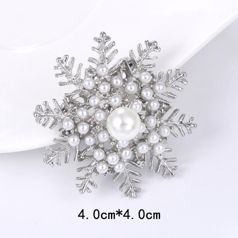 Luxury Temperament Shining Rhinestone Hollowed-out Snowflake Pearl Brooch for Women Corsage Pin Christmas Jewelry Accessories