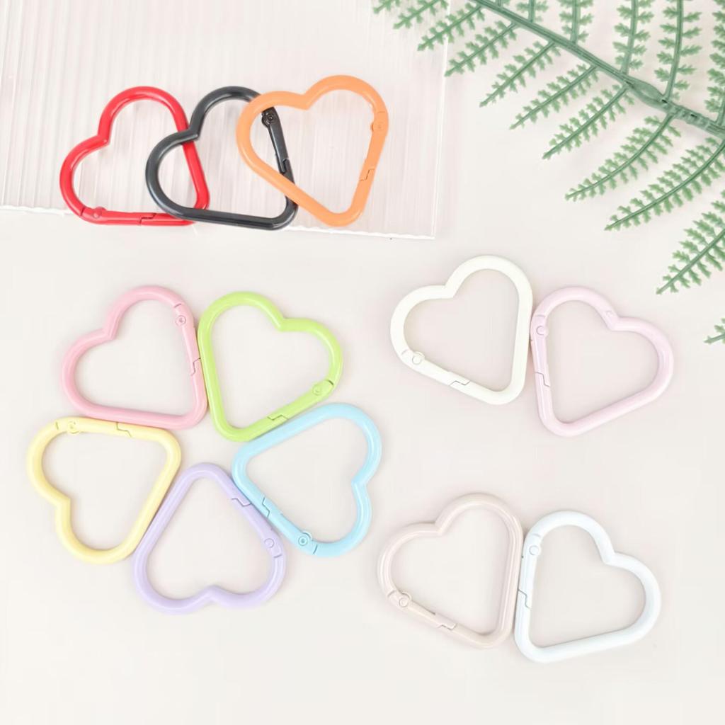 Portachiavi a forma di cuore colorato con moschettone a molla in lega di zinco e moschettone per aggancio animali domestici