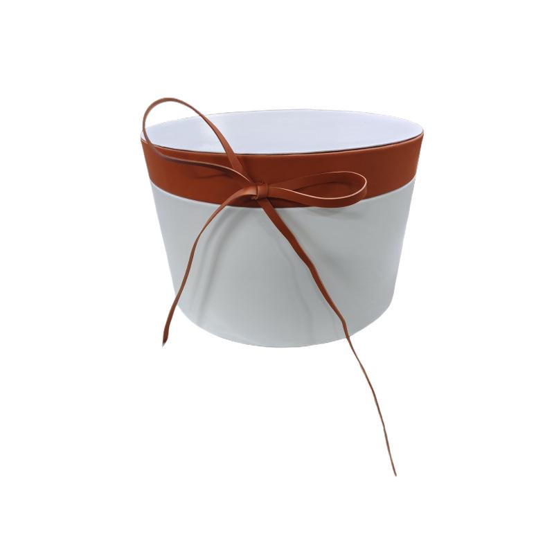 

Modern Minimalist Leather Jewelry Box for Decorative Storage in Living Rooms, Hotels, and Clubs 270 x 270 x 175 mm чистый белый/коричневый