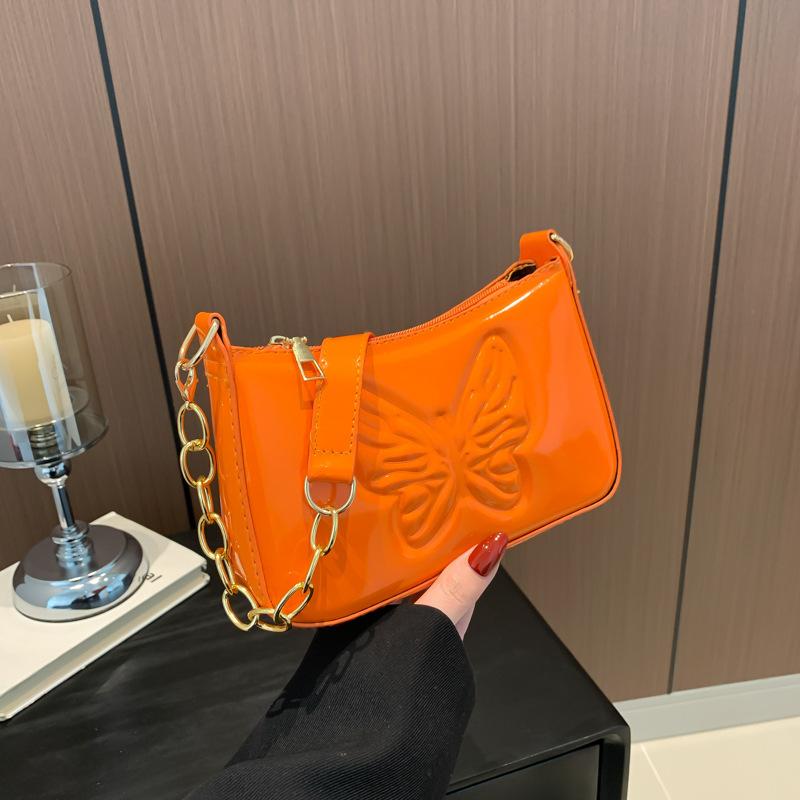 Сумка подмышкой из глянцевой лакированной кожи с тиснением в виде бабочки — фото 11