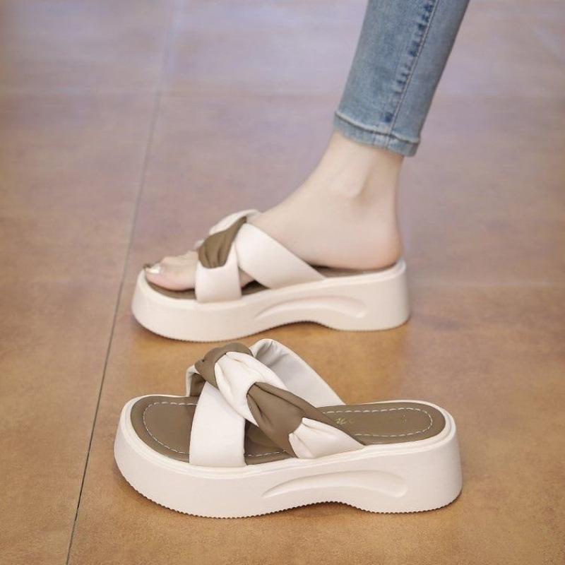 Summer wear popular cool slippers women's design sense niche 2025 new thick-soled sandals drag soft-soled women's slippers