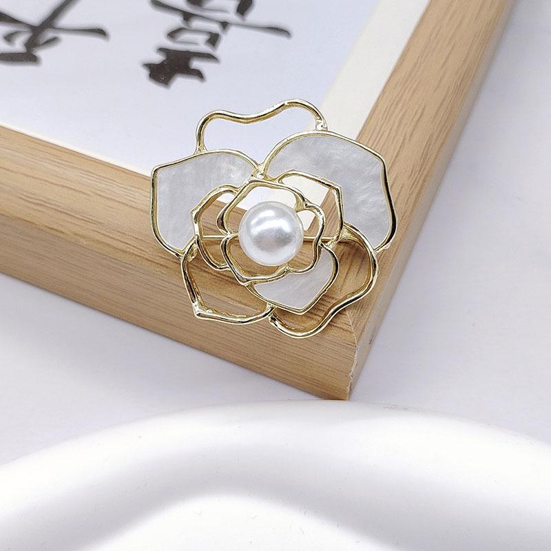 Elegancka broszka z perłowym kwiatem: Luksusowa damska przypinka i klips do biżuterii do akcesoriów odzieżowych