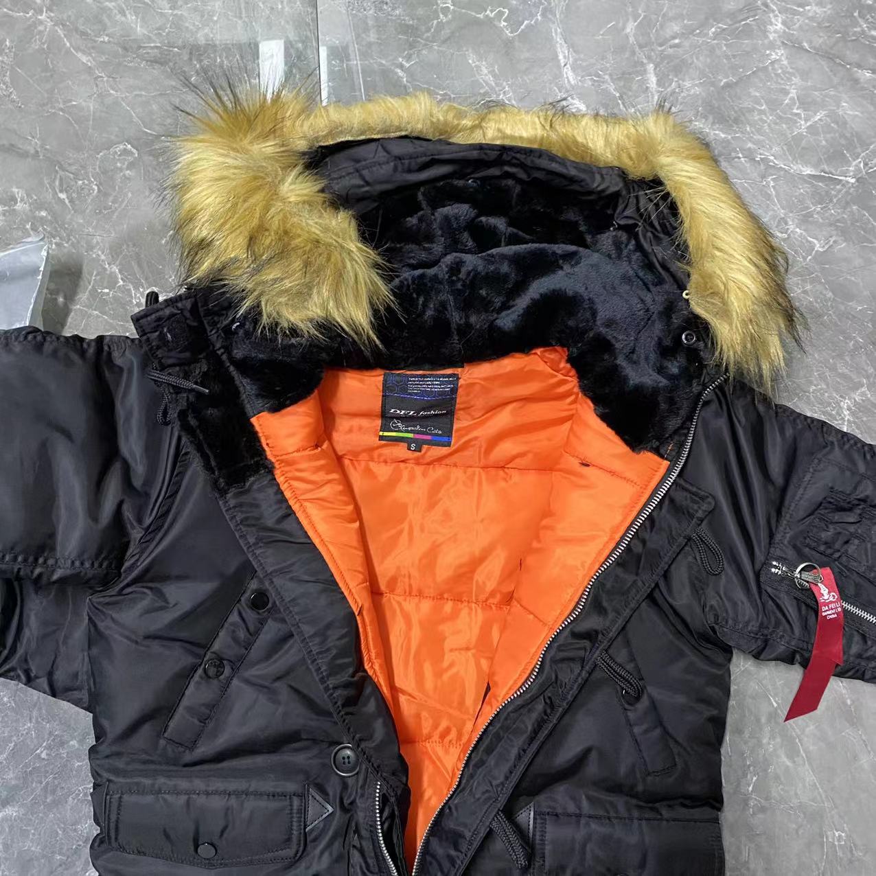 Куртка размера плюс зимняя мужская куртка-бомбер с длинным теплым меховым капюшоном — фото 5