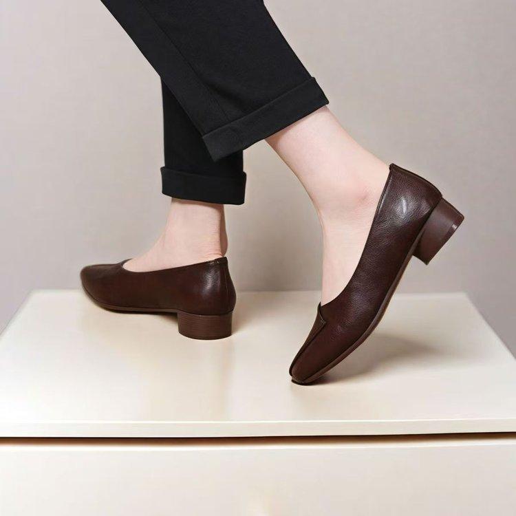 

Женские туфли-лодочки 2025 осень новые универсальные на плоской подошве модные иностранные туфли для мамы среднего возраста удобные на среднем каблуке кожаные женские туфли 40