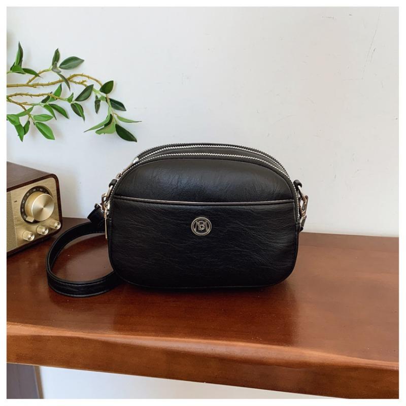 

Retro soft leather small square bag simple and versatile fashion shoulder bag light luxury high sense lightweight multi-layer mother bag чорний