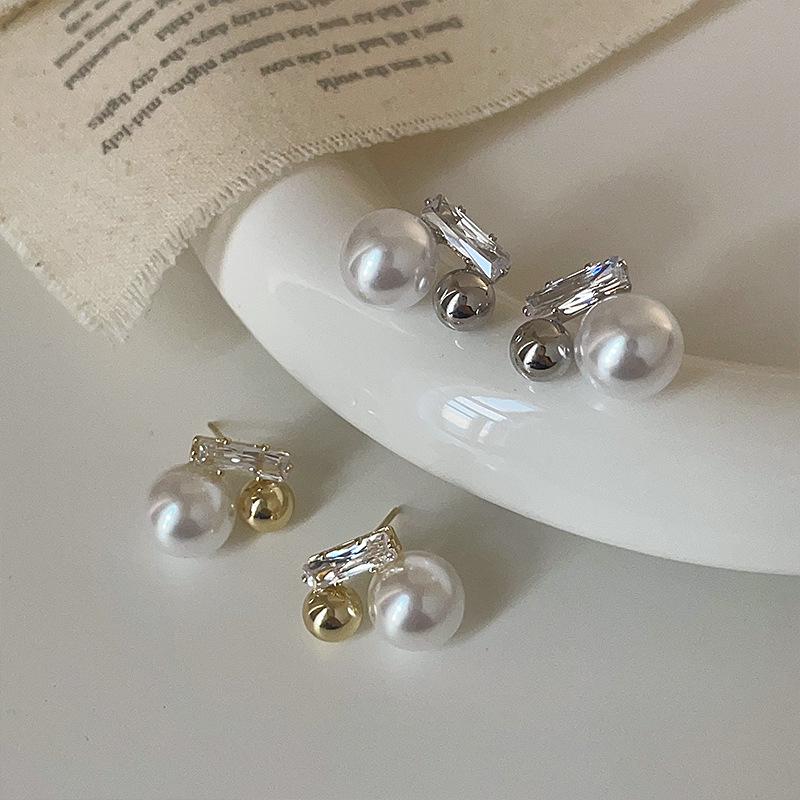 Zircon Pearl Metal Ball Stud Earrings - Light Luxury, Exquisite Design, Versatile Fashion for Women.