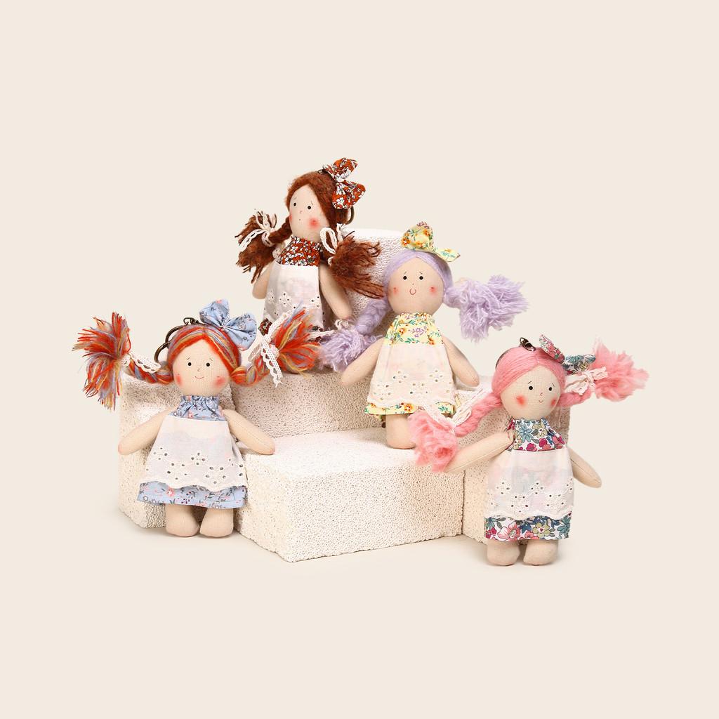 Ciondolo Peluche Ragazza Stile Cottage con Fiocchi a Quadretti e Decorazioni Vestito per Decorazione Borsa e Regalo