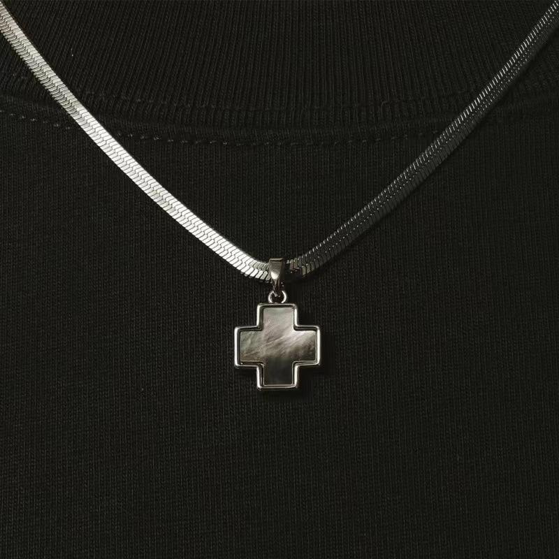 Крест-четырёхлистник Разноцветный кулон из перламутра Осень Зима Унисекс Простой Нишевый Высококлассный Ожерелье-свитер из титановой стали Steel Color Fritillary Cr