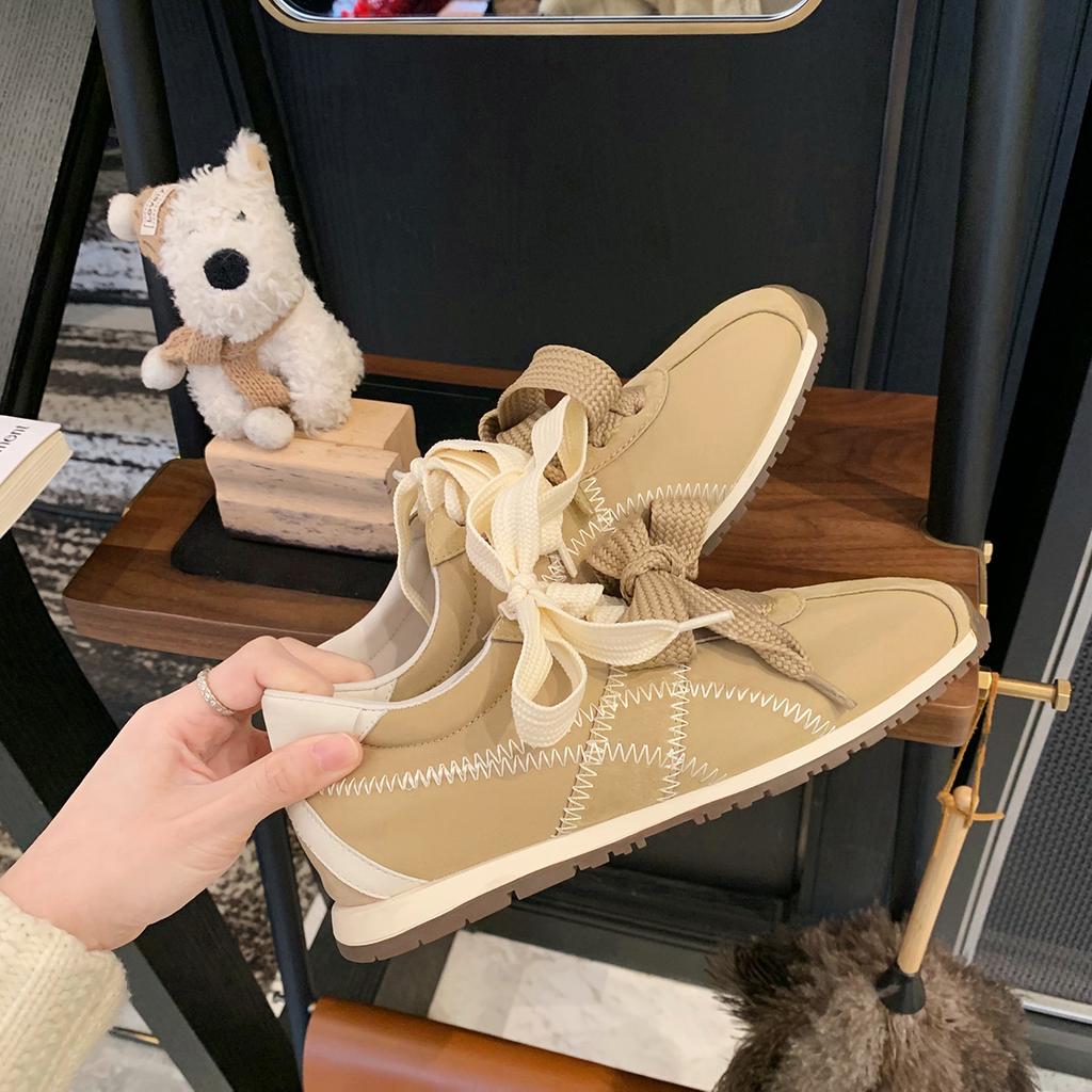 Έκδοση από δέρμα αγελάδας της μητέρας σταφυλιού, τα ίδια μοντέρνα αθλητικά παπούτσια προπόνησης Forrest Gump με στρογγυλή μύτη και αντίθεση χρώματος που φορούν οι Κορεάτισσες bloggers.