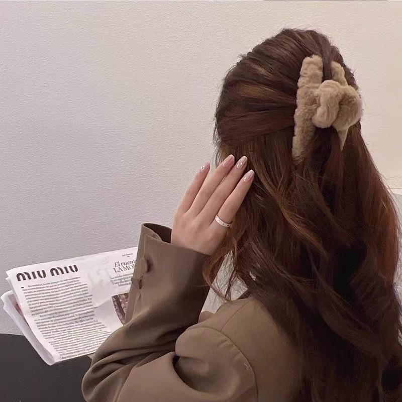 Plush Fluffy Large Claw Hair Clip for Women - High-End Shark Clip Hair Accessory