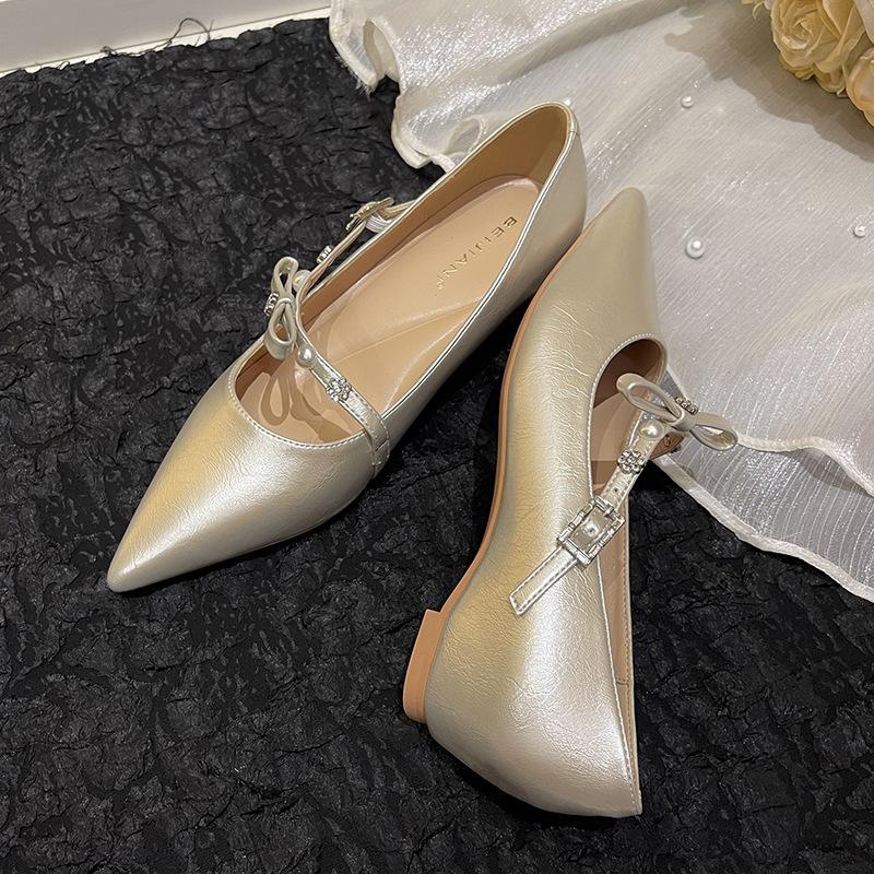 

Серебристый темперамент маленькие кожаные туфли небольшой внутренний подъем одинарные туфли женские клиновидный каблук острый носок ремешок с пряжкой 35