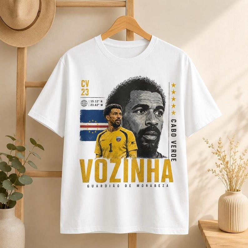 2026 Vozinha Ritratto Bianco e Nero Collage Riempire Lettera Vintage Cotone Lavato Vintage T-shirt Vozinha Capo Verde Cerchio Stella Bandiera Striscione Calcio T-shirt