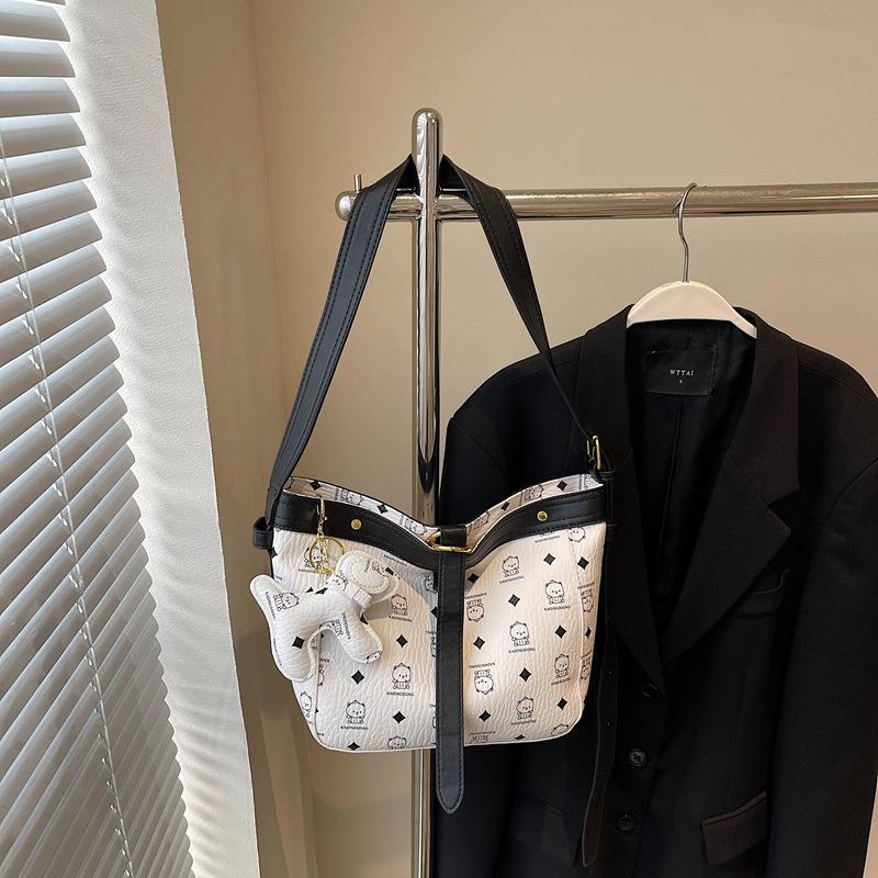 

2025 Новая нишевая сумка-тоут подмышкой, универсальная сумка-мессенджер в иностранном стиле, женская сумка большой вместимости для поездок на работу и в поездки Size [Bottom Length 31 Height 21] Large Capacity