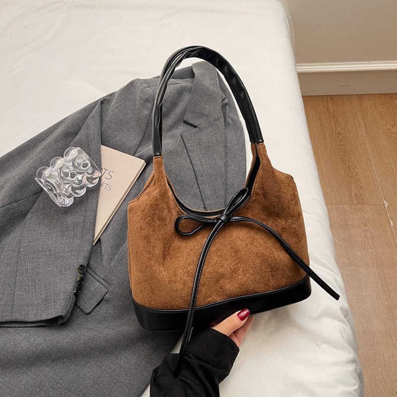 

Commuting to work Fashion and leisure 2025 autumn new tote bag women s large-capacity personalized splicing niche shoulder bag коричневый