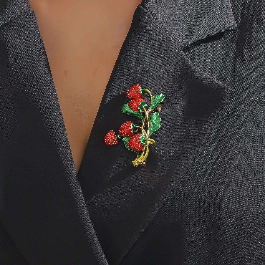 Retro European & American Enamel Strawberry Brooch - Creative Fruit Pin for Fashionable Clothing Decoration