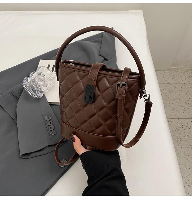 

This year s popular niche bag 2025 new women s bag diamond versatile messenger bag shoulder portable bucket bag