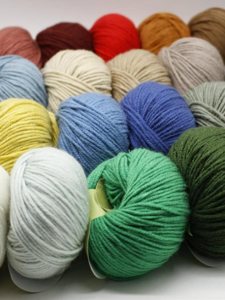 Alpaca Wool Yarn: Soft, Non-Itchy, Hand-Knitted, Medium-Thick for Sweaters