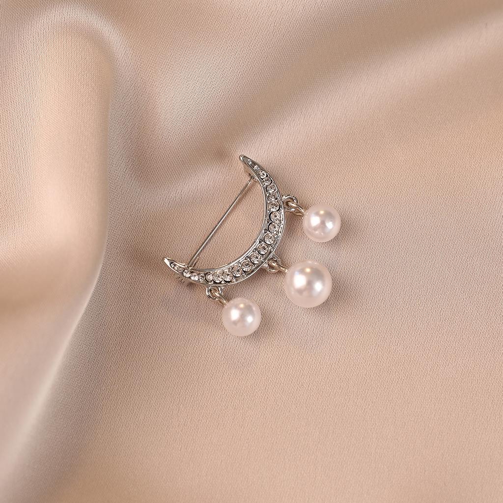 Petite Broche Lune Perle, Broche à Fermoir Anti-éblouissement en Alliage, Épinglette Accessoire de Vêtement Haut de Gamme et Luxe Léger