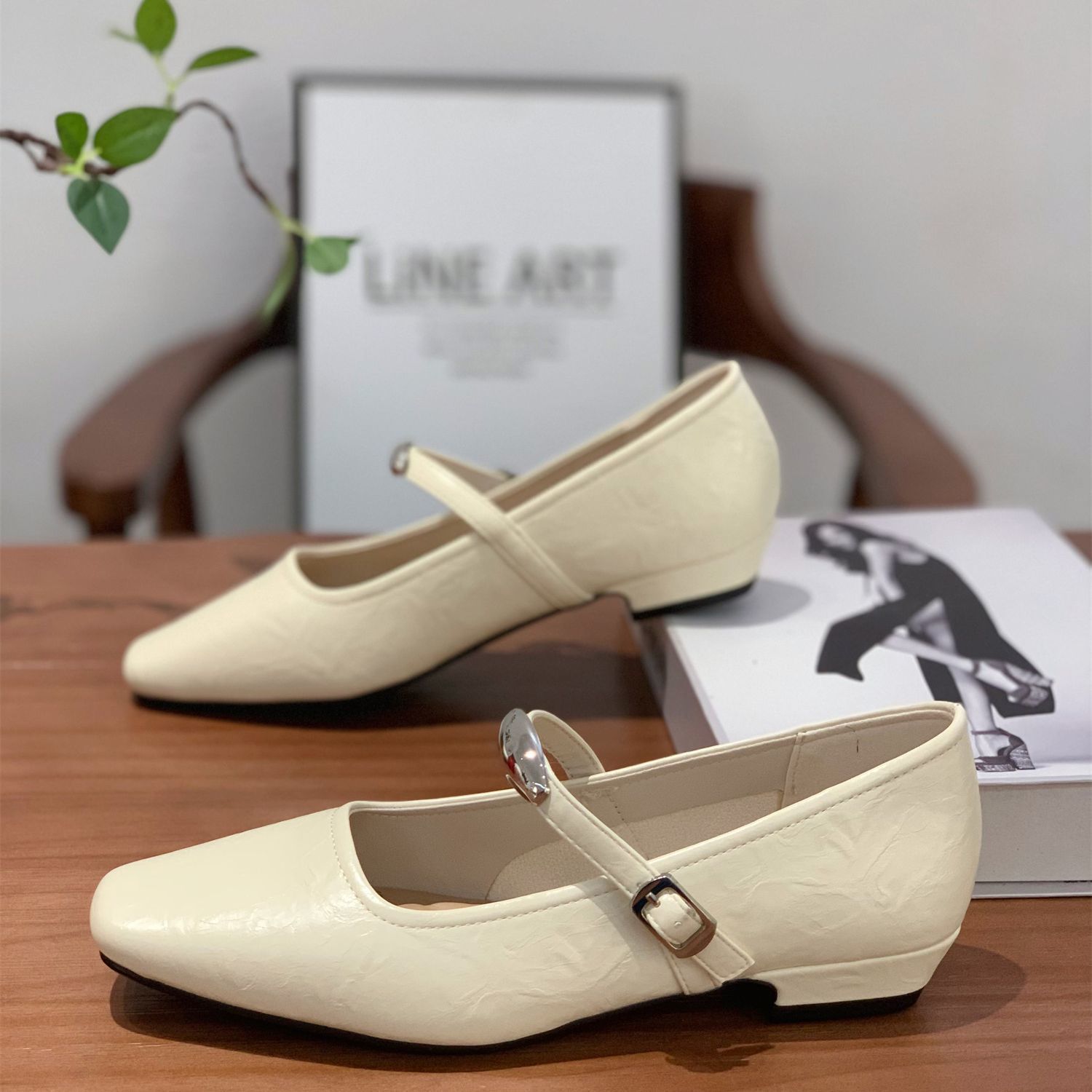 

French retro square head flat bottom one-word buckle with Mary Jane shoes for women s 2025 spring new Xiaoxiangfeng shallow mouth single shoes 40