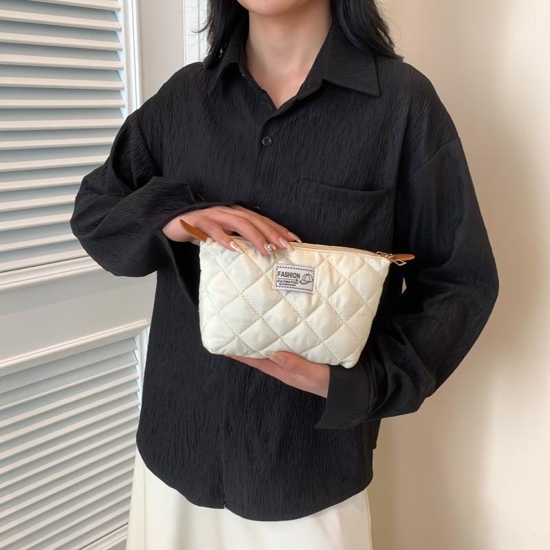 Elegant Handheld Quilted Makeup Pouch For Girls With Soft Pu Material And Trendy Design