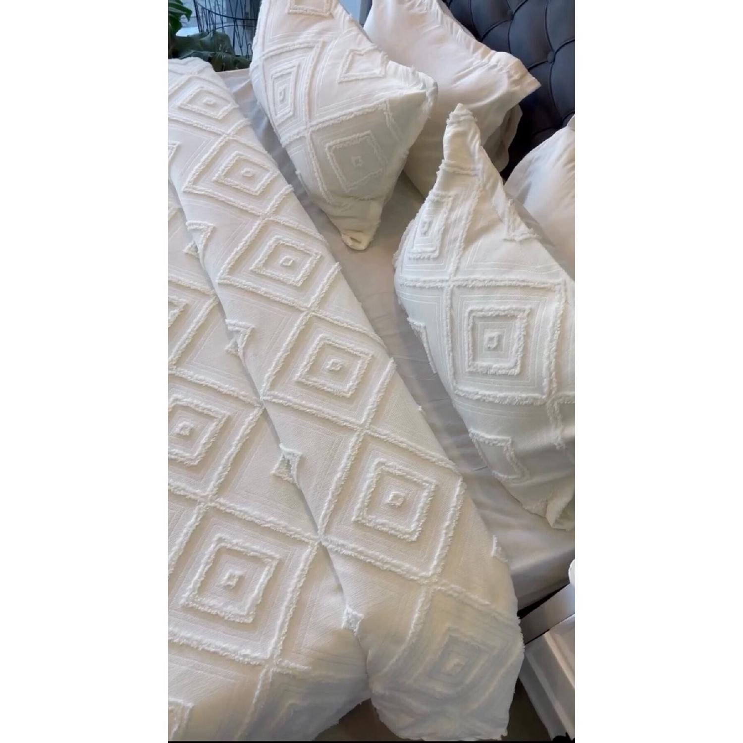 

Scandinavian Double Tassel Bedspread 250x260 2 Pillows. сірий колір