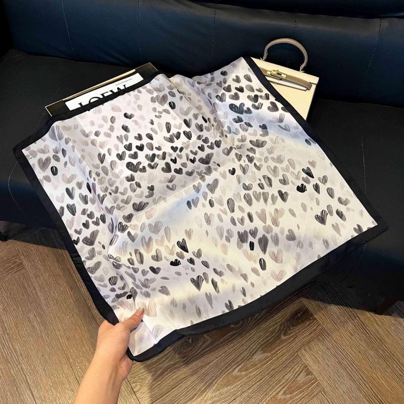 New 71 * 71cm Korean version small square scarf women's silk scarf spring and summer thin sunscreen scarf neck protection tied bag headband scarf