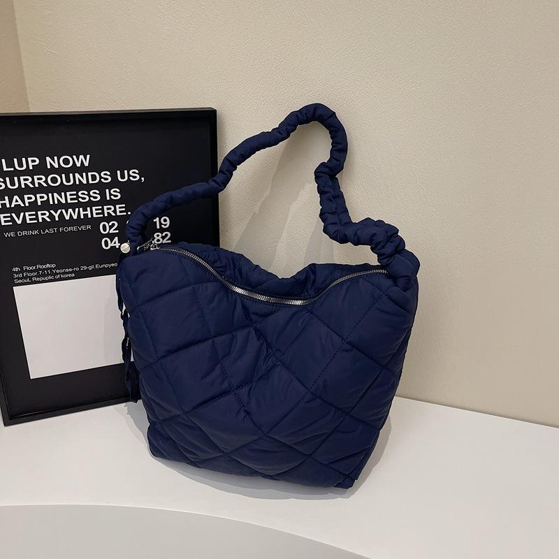 Large Capacity Cotton Clothes Bag Women's New Versatile Shoulder Messenger Bag High-end Diamond Dumpling Bag