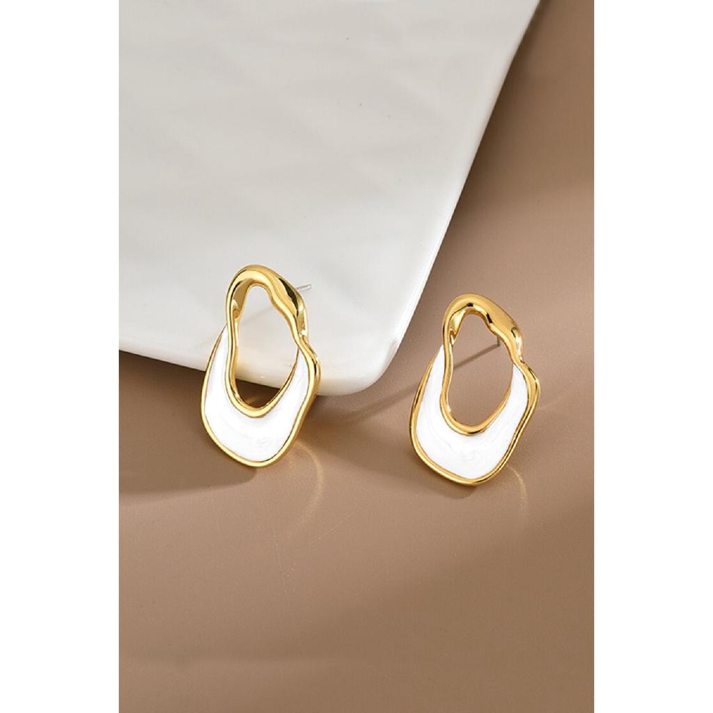 Asymmetrische schwarz emaillierte goldfarbene Ohrringe