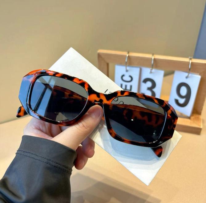 

Vintage-Inspired Square Sunglasses: Trendy Anti-UV Shades for Women