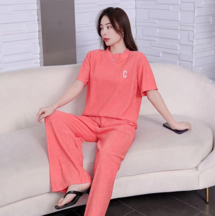 

Жіночий весняно-літній вишитий комплект домашнього одягу з крижаного шовку Chiba: Повсякденний вільний костюм-двійка з довгими штанами. One Size (45-70 kg)