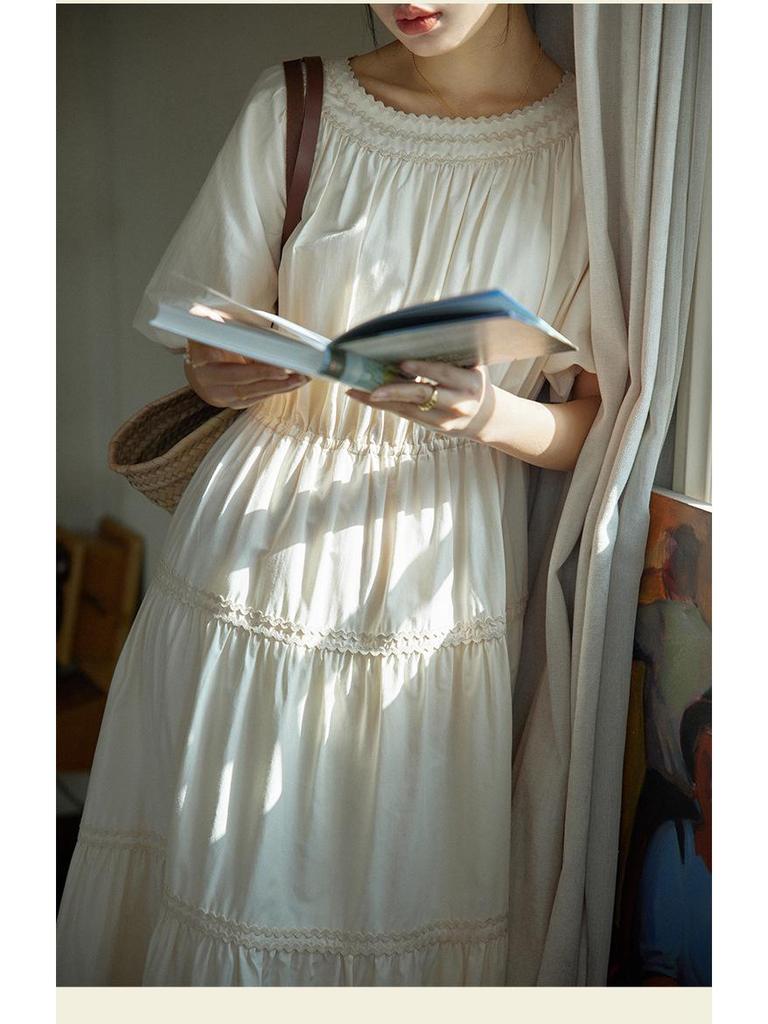 Elegantes hochtailliertes Slim-Kleid mit französischer Spitze und kurzen Ärmeln