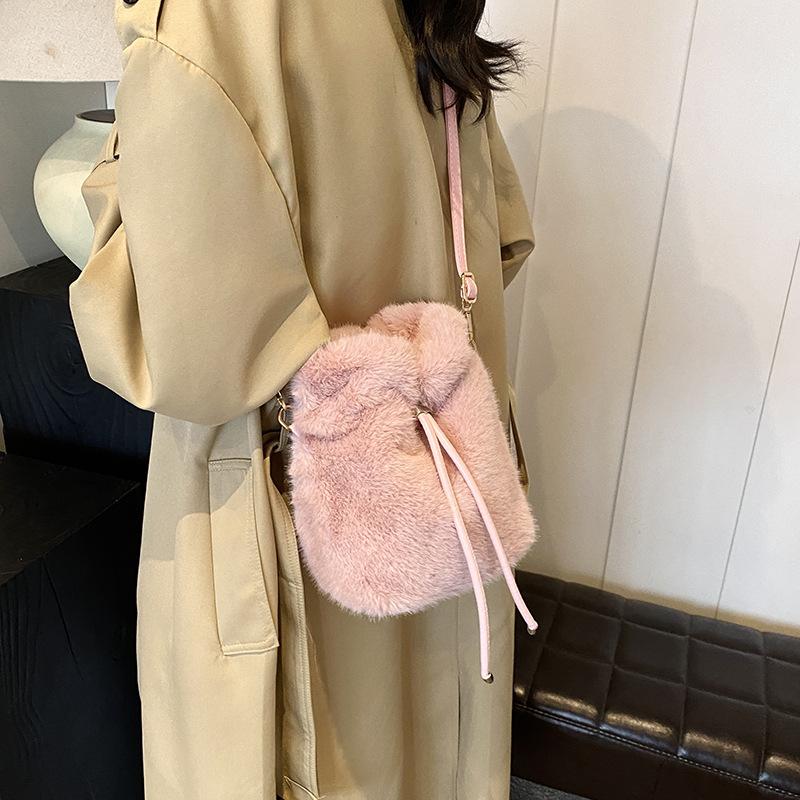 2025 New Bucket Bag New Women's Shoulder Messenger Chain Fashionable and Cute Versatile Plush National Style Lucky Bag