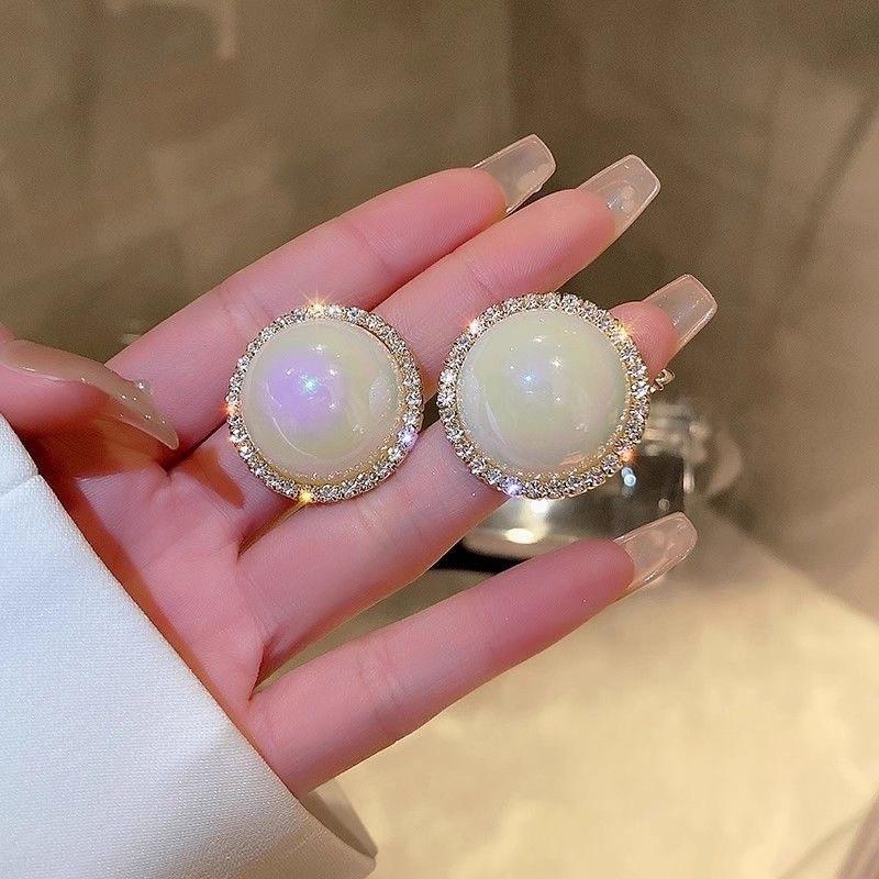 South Korea s new geometric simple crack sponge pearl earrings personalized mermaid Ji big pearl versatile earrings