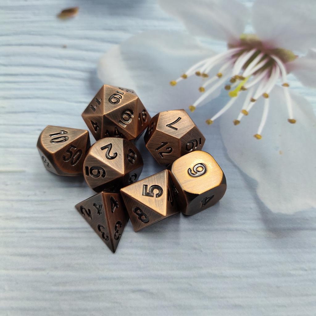 Metall Polyedriska Tärningar Glänsande Svart Kropp och Mörkgröna Siffror Zinklegeringstärningar med Metallfodral