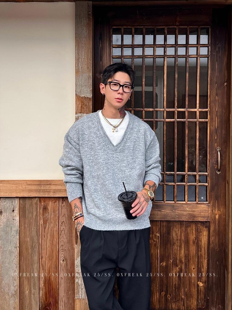 Men's 2025 Autumn/Winter Old Money Style Loose Faux Two-Piece V-Neck Sweater