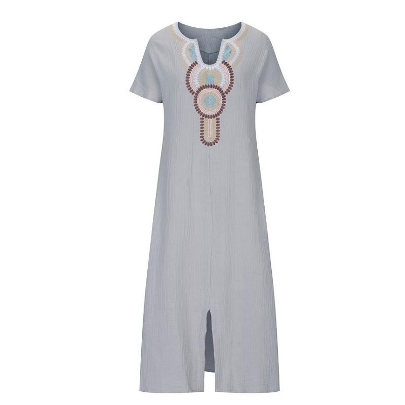 Φόρεμα με κέντημα και σχισμές