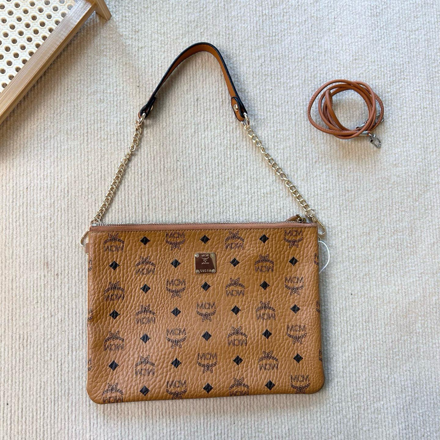 [Pre-Owned] Classic Monogram Print Faux Leather Clutch Bag Medium - Good #GRY8QC ONE SIZE