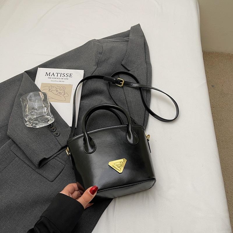 This year's popular retro bag women's large-capacity 2025 new spring and summer casual messenger bag portable bucket bag