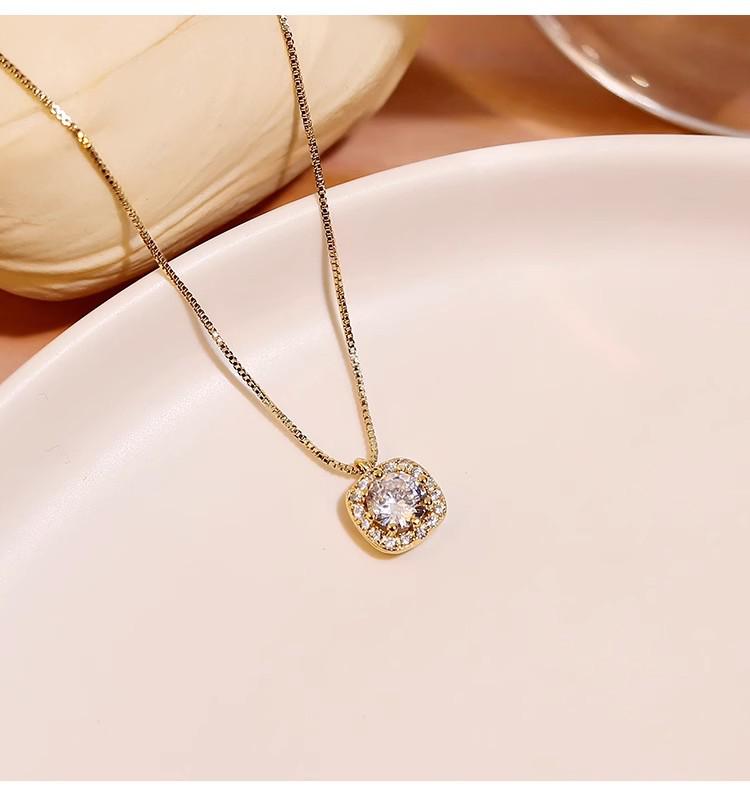 

Маленькое квадратное колье с бриллиантом для женщин - Высококлассная легкая роскошь, цепочка для ключиц, трендовый нишевый дизайн 2023