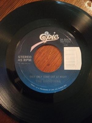 Disque 7 pouces SHOOTERS - Ils ne sortent que la nuit 3406623 Epic 1986 US Folk Occasion