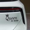 Kreativer Autoaufkleber Kronen-Design QUEEN AN BORD Vinyl-Abziehbild Wasserdicht Personalisierte Auto-Styling Dekoratives Aufkleber-Zubehör