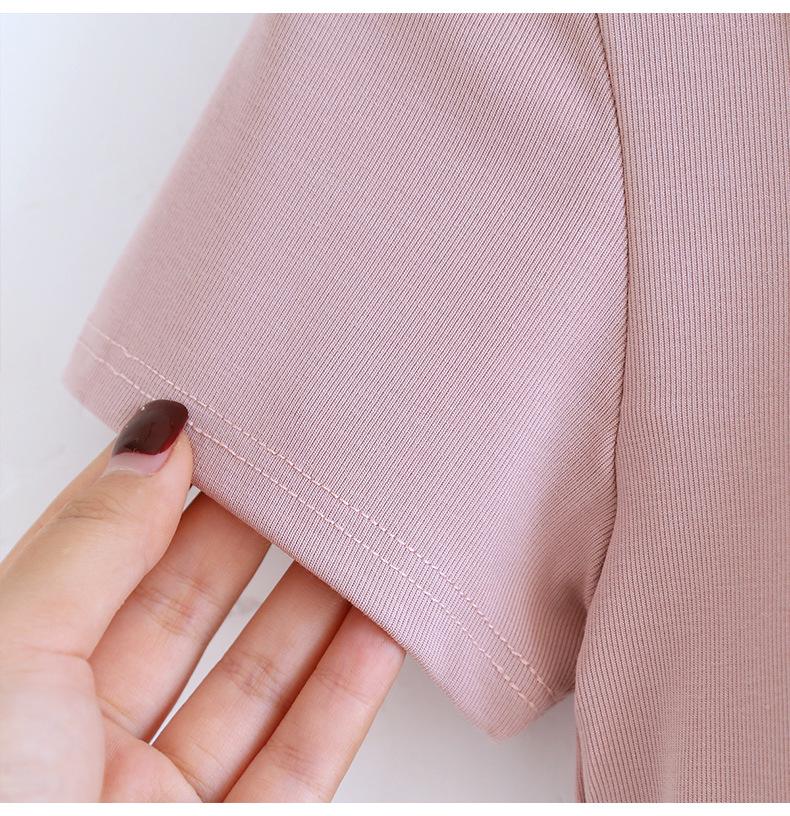 Dámské tričko s krátkým rukávem s vycpávkou na hrudi, nepravidelným lemem, čtvercovým výstřihem a spodním lemem pod prsy — Ideální na léto.