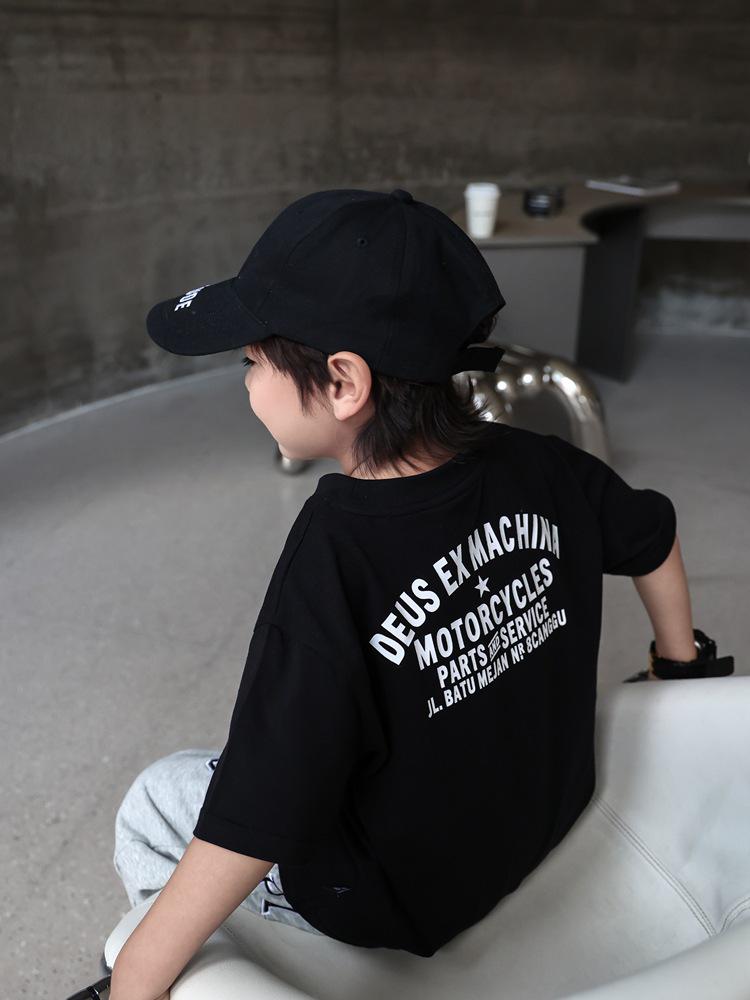 Chłopięcy T-shirt z krótkim rękawem na wiosnę