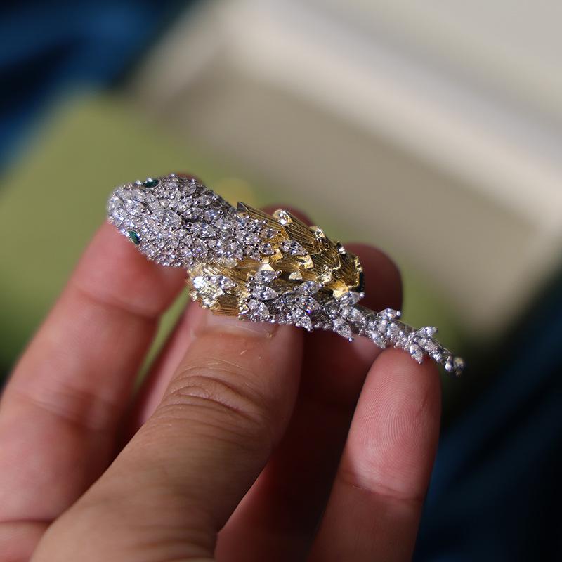 

Брошь со знаком зодиака «Темпераментная змея»: Позолоченная медь с цирконом и жемчугом своими руками