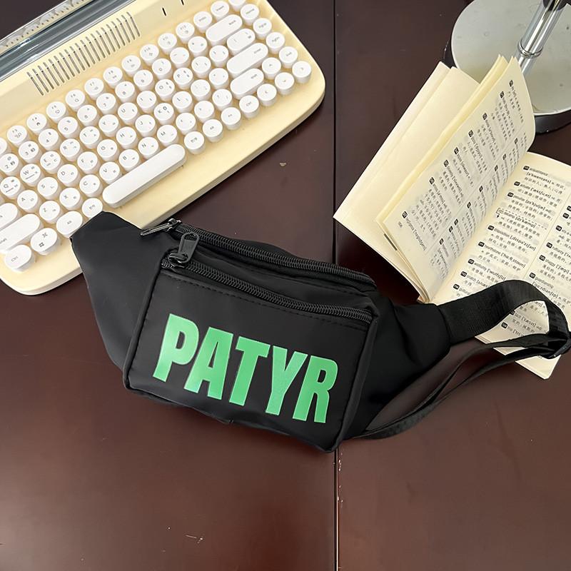 Милая и универсальная детская нагрудная сумка черного, зеленого или розового цвета с забавной буквенной графикой